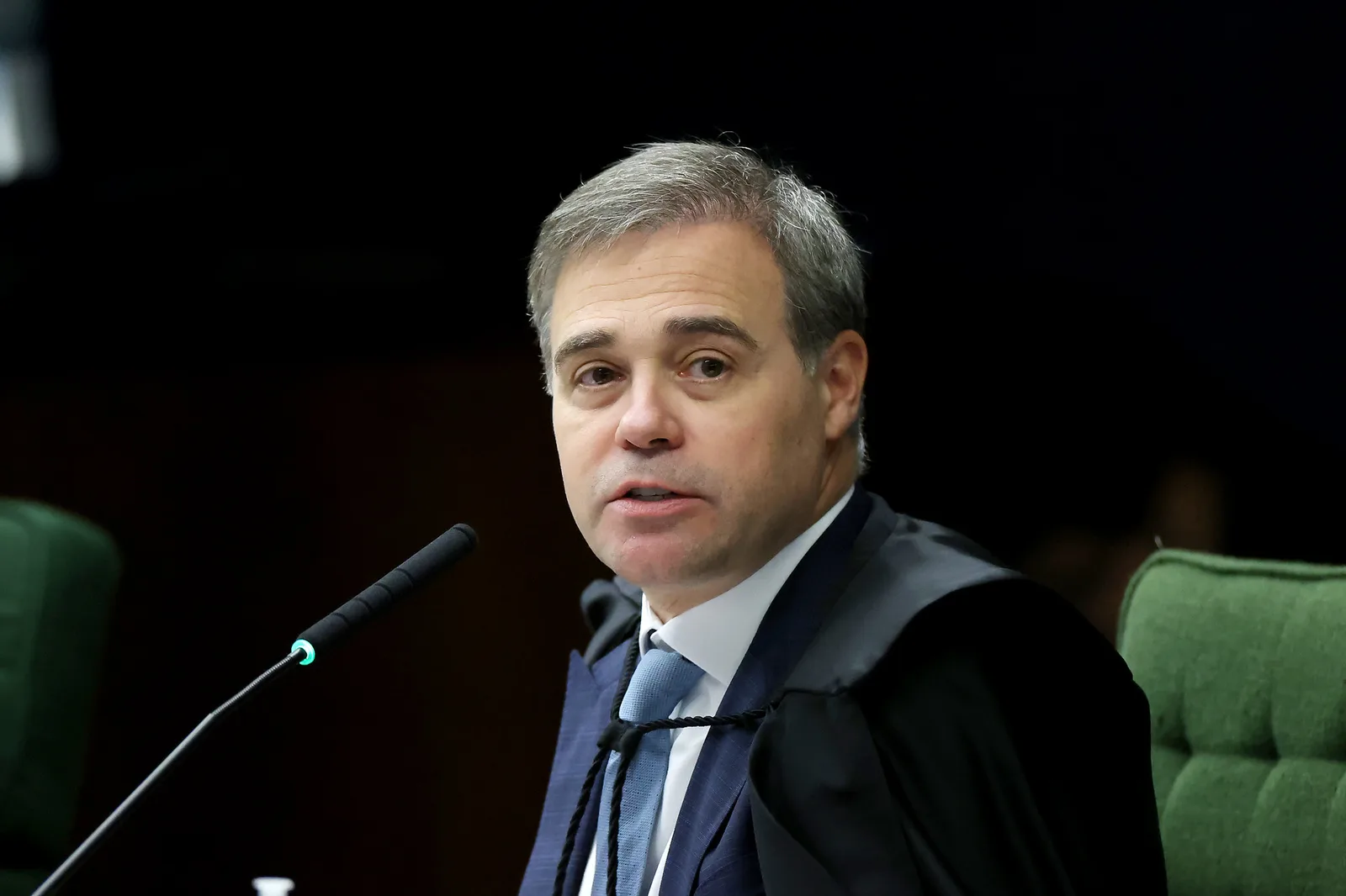 André Mendonça agradece apoio enquanto enfrenta embate no STF