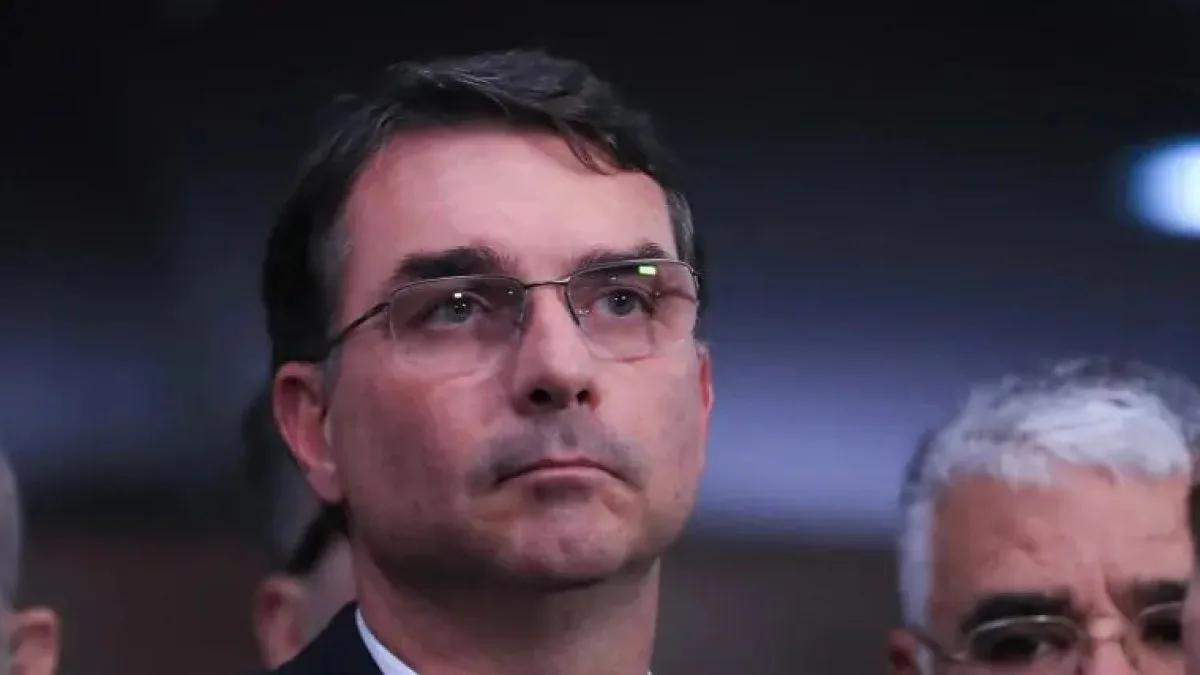 Pastor acusa Flávio Bolsonaro de receber dinheiro das bets e o chama de “crente pirata”