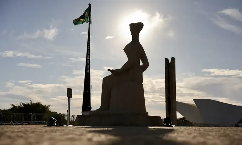 Pesquisa aponta queda na confiança e aumento da desconfiança no STF
