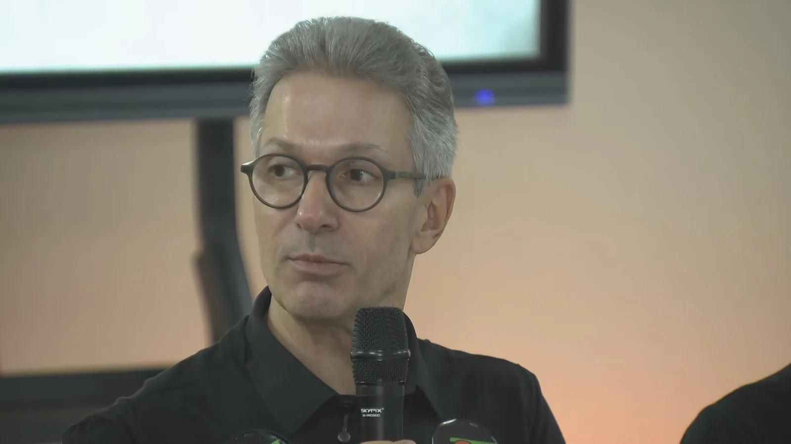 Zema diz que fim da taxação deve incluir empresas brasileiras