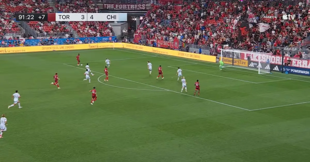 Toronto FC e Chicago Fire empatam por 4 a 4; futebol brasileiro tem rodada movimentada