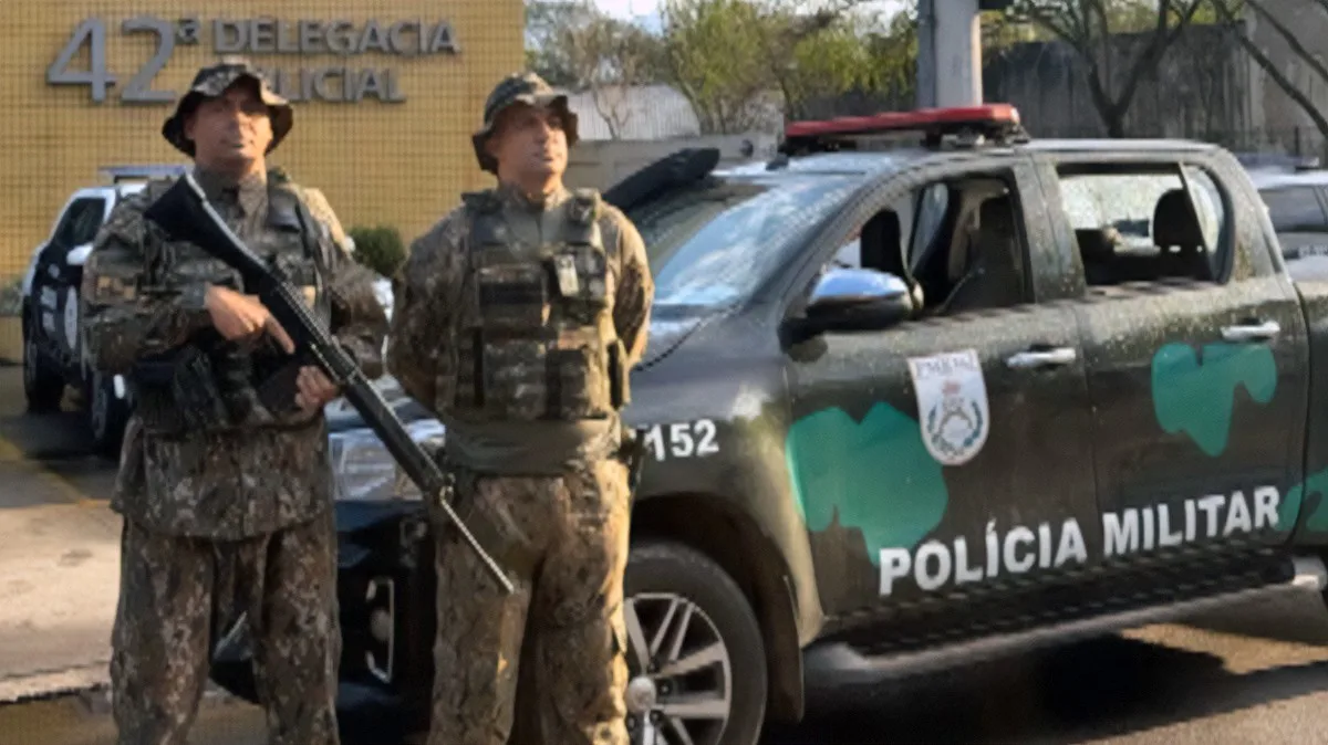 Trio rouba viatura da PM após troca de tiros e é preso no Rio