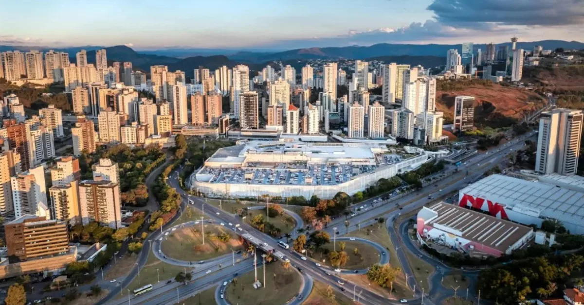 Trevo do Belvedere avança com instalação de vigas no viaduto