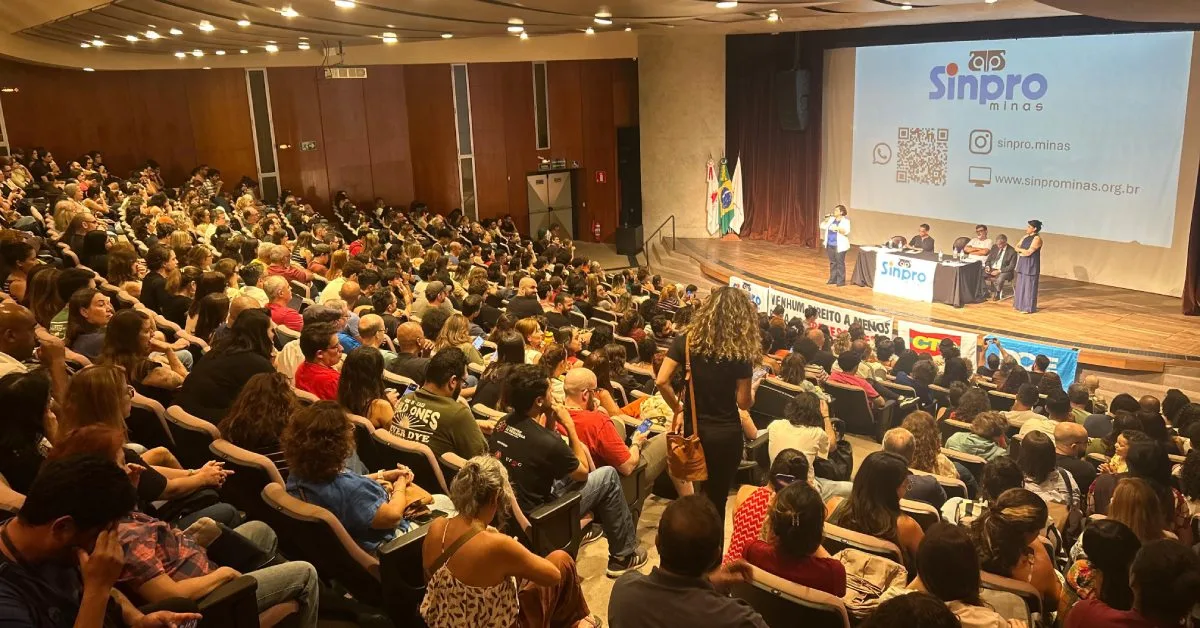 Professores de BH suspendem greve e retomam aulas nesta quarta-feira