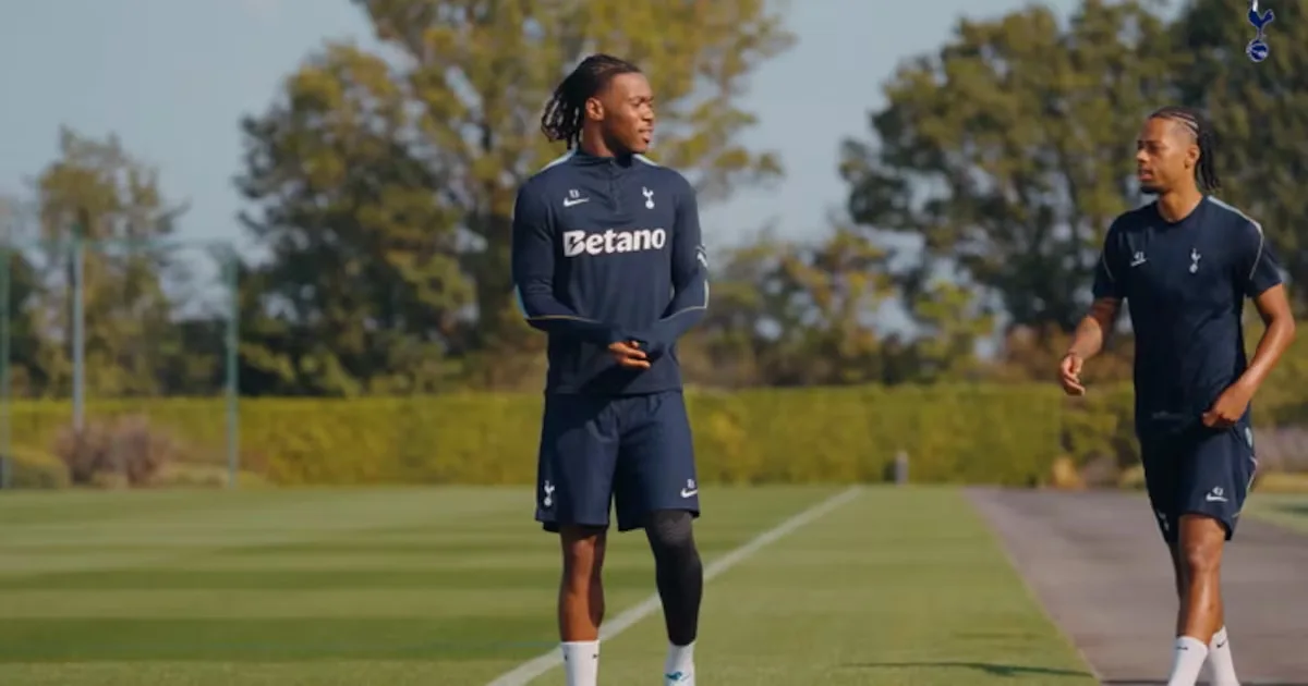 Tottenham treina durante pausa internacional com Savinho e Solanke