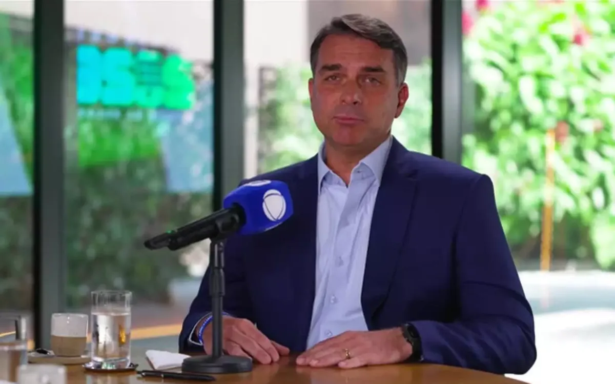 Flávio Bolsonaro nega articulação dos EUA sobre eleição brasileira